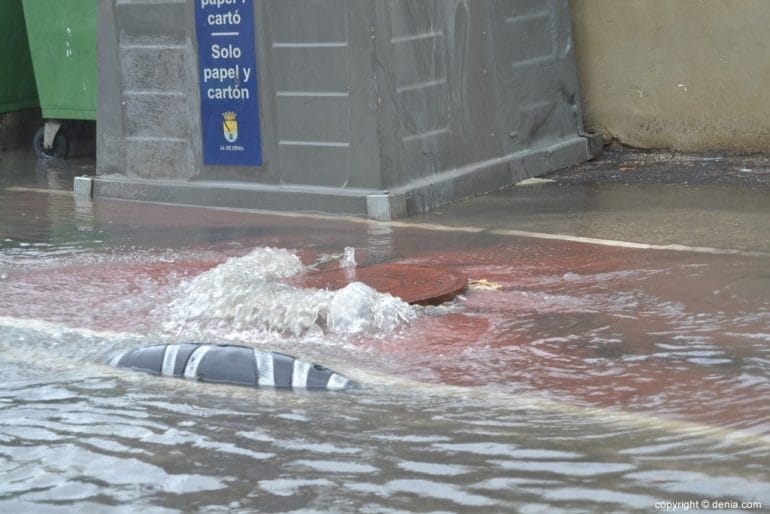 Agua saliendo de una alcantarilla en Dénia