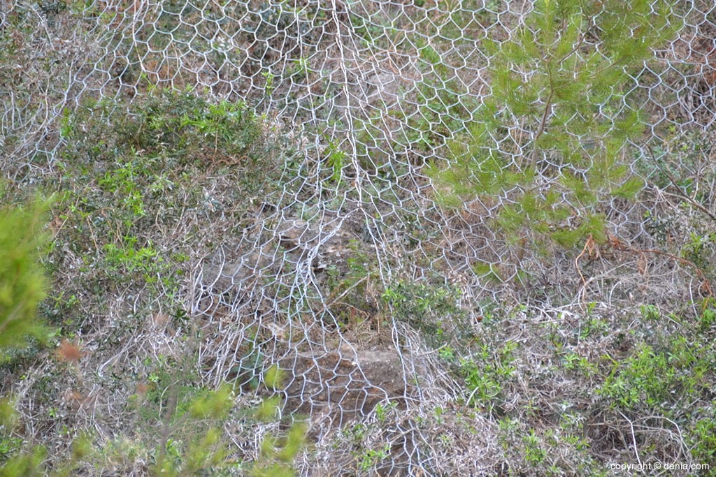 agujero en la red por donde fue rescatado el bebe