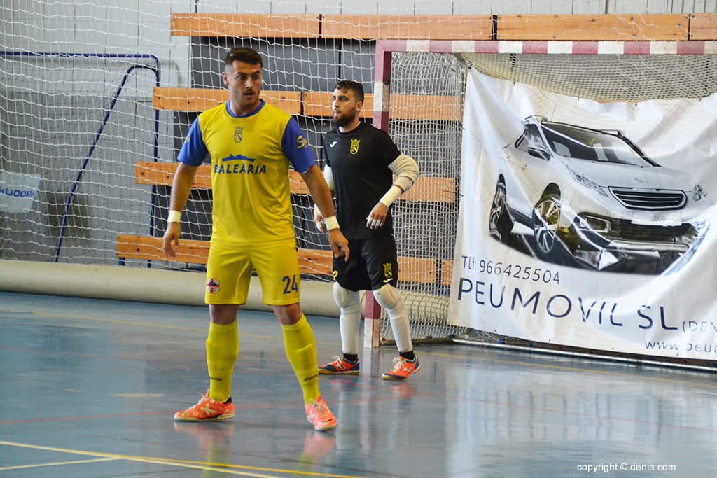 alex pla junto al portero cesar villar