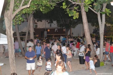 Ambiente en la Plaça del Cinema de La Xara