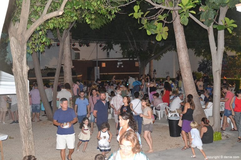 Ambiente en la Plaça del Cinema de La Xara