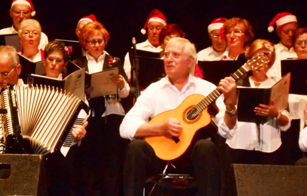 andres crespo en una actuacion con la coral del hogar del jubilado