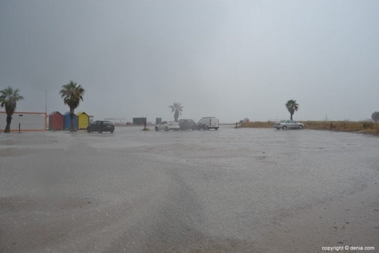 Aparcamiento inundado en Les Marines