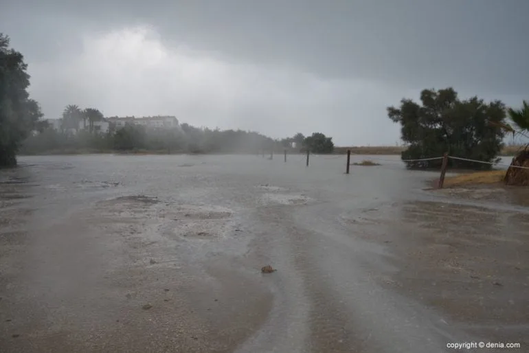 Apartcamiento de Les Marines inundado