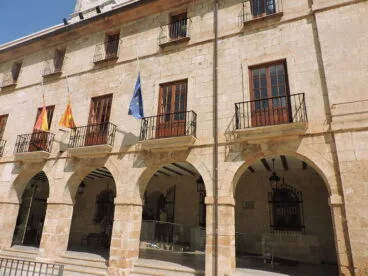 Banderas a media asta en señal de luto en el Ayto. de Dénia