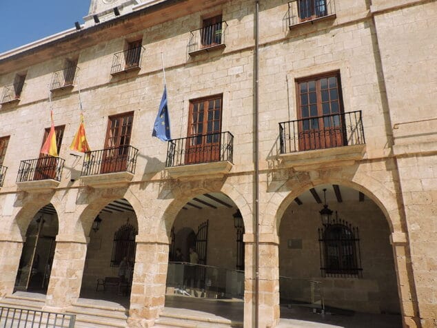 banderas a media asta en senal de luto en el ayto de denia