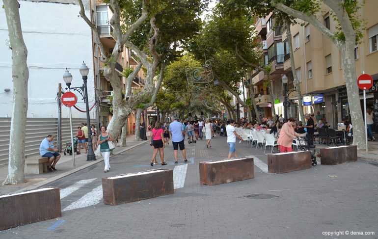 Calle Marqués de Campo con los maceteros puestos