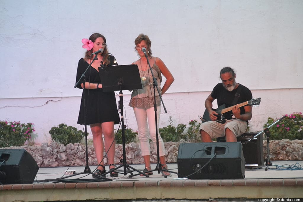 cantantes sobre el escenario de la flexio verbal