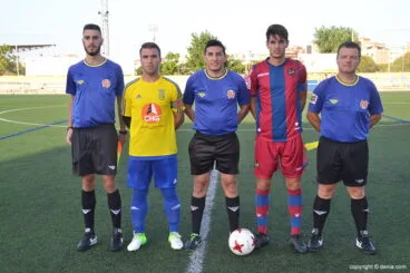 Capitanes con el trío arbitral
