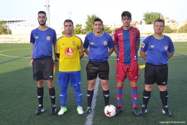 Buena imagen del CD Dénia en su victoria ante el At Levante (2-1) 4 capitanes con el trio arbitral