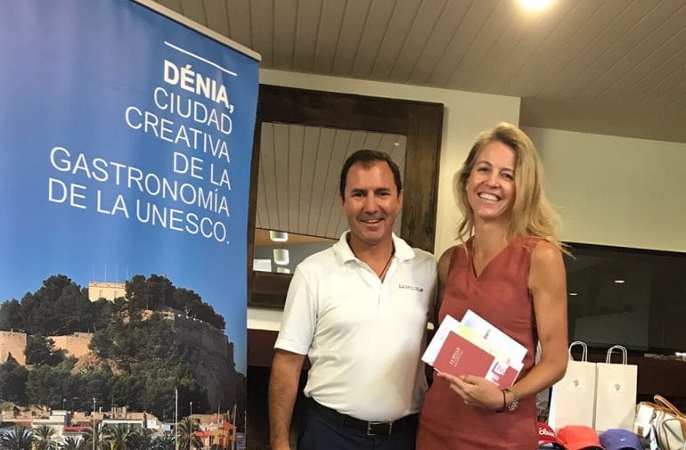 Carlos García con una de las ganadoras en S. Sebastian.