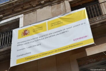 Cartel de las obras de rehabilitación de la casa de la calle San José