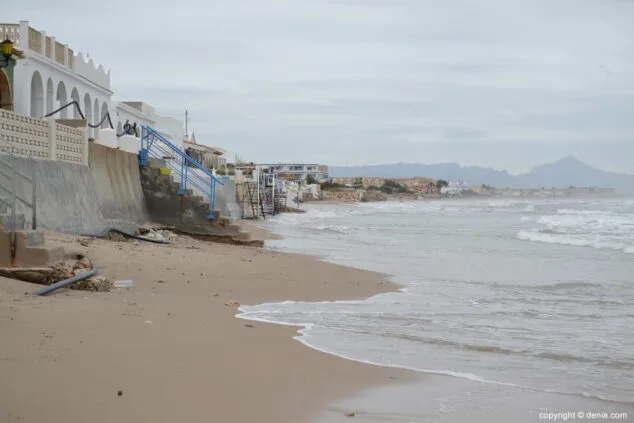 El temporal hace desparecer (una vez más) la playa de Les Deveses 10 casas de la playa de les deveses