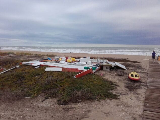 El temporal hace desparecer (una vez más) la playa de Les Deveses 11 caseta de cruz roja derribada por el temporal