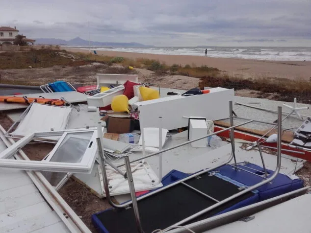 El temporal hace desparecer (una vez más) la playa de Les Deveses 12 caseta de cruz roja en la playa de denia