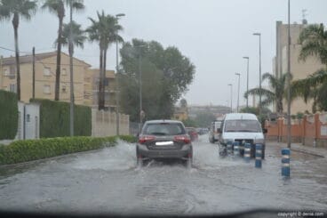 Coches en el camino de Gandía inundado