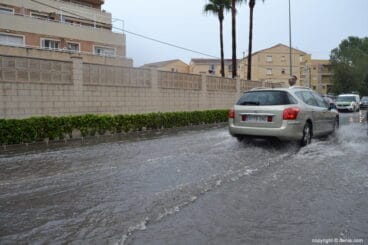 Coches por el camino de Gandía
