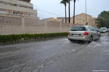 Coches por el camino de Gandía