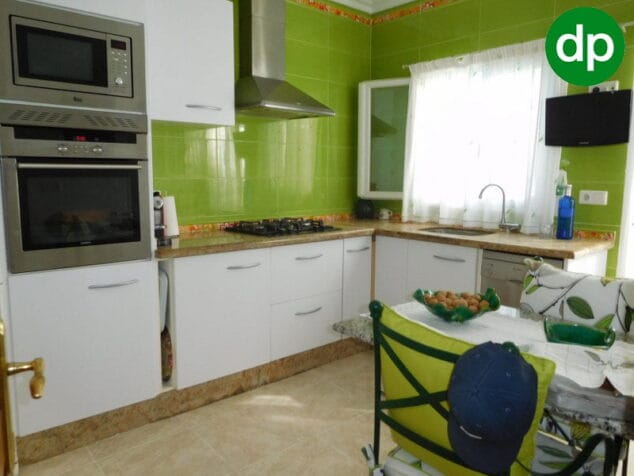 donpiso te ofrece una casa a la venta próxima al centro y en el puerto de Dénia 4 cocina de la casa de pueblo donpiso