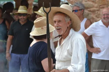 Con la ropa de época