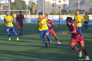 Cristian tratando de atajar a un rival