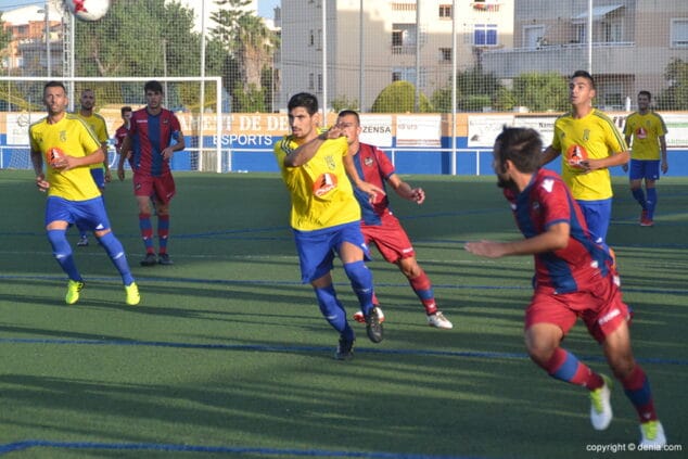 Buena imagen del CD Dénia en su victoria ante el At Levante (2-1) 12 cristian tratando de atajar a un rival