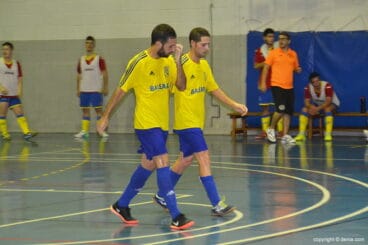 Curro felicita a Juanjo por su gol