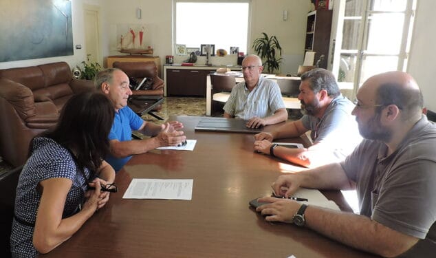 dirigentes politicos en una reunion