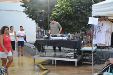 DJ poniendo música en la plaza del Consell