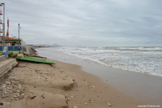 El temporal hace desparecer (una vez más) la playa de Les Deveses 3 el mar se traga la playa de les deveses