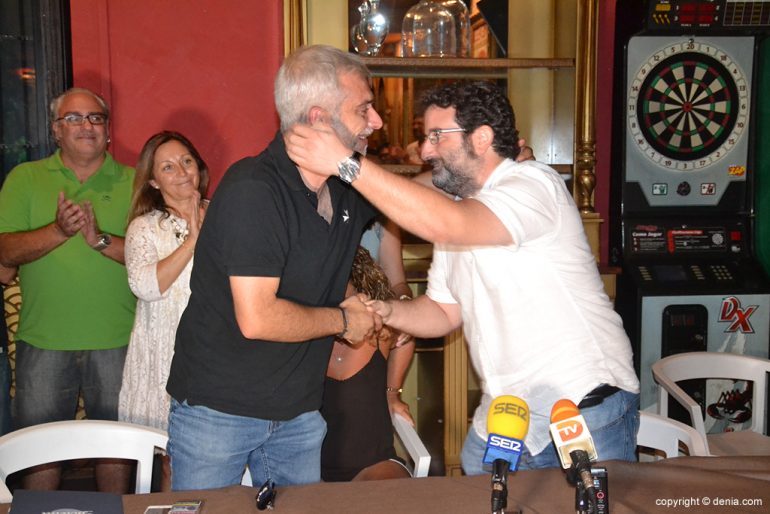 Emotivo abrazo entre Fullana y Óscar Mengual