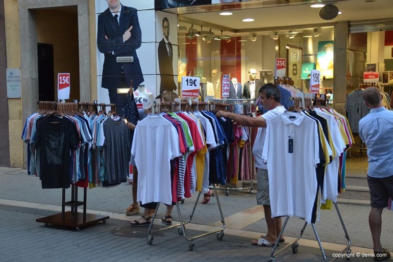 Expositores de ropa en la calle