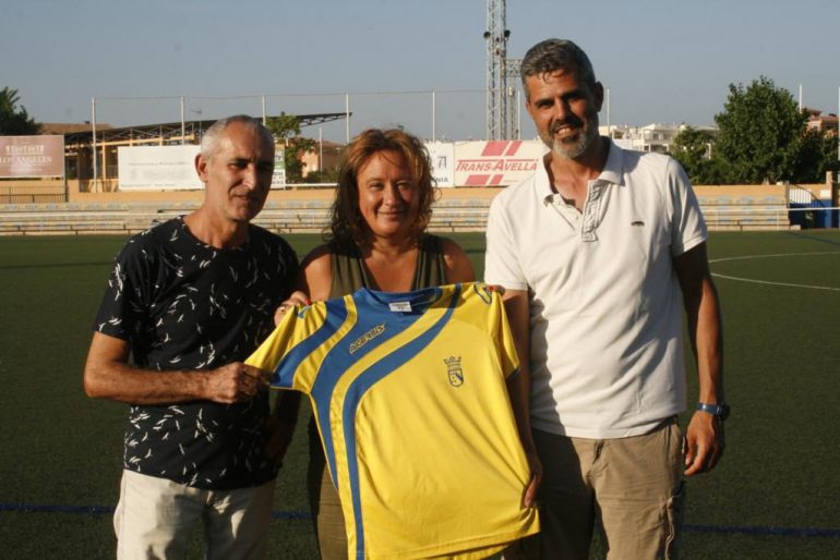Gema Estrela junto a los entrenadores de los equipos juveniles del CD Dénia