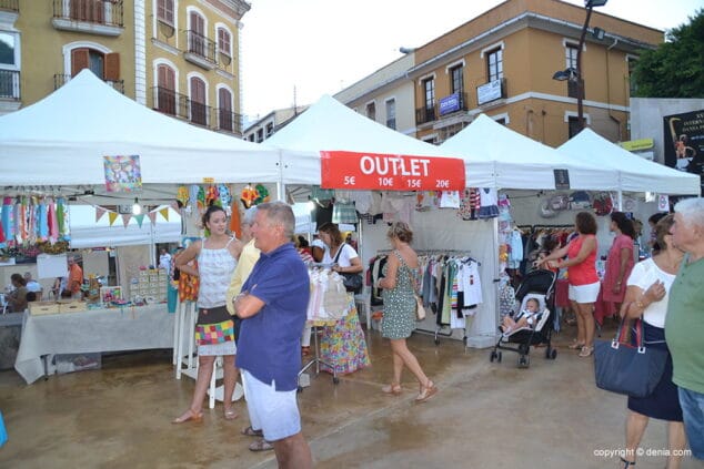 gente ante los expositores