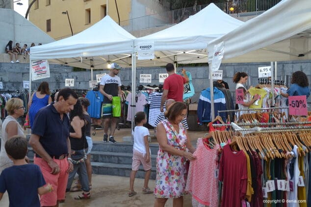 gente viendo los puestos de ropa