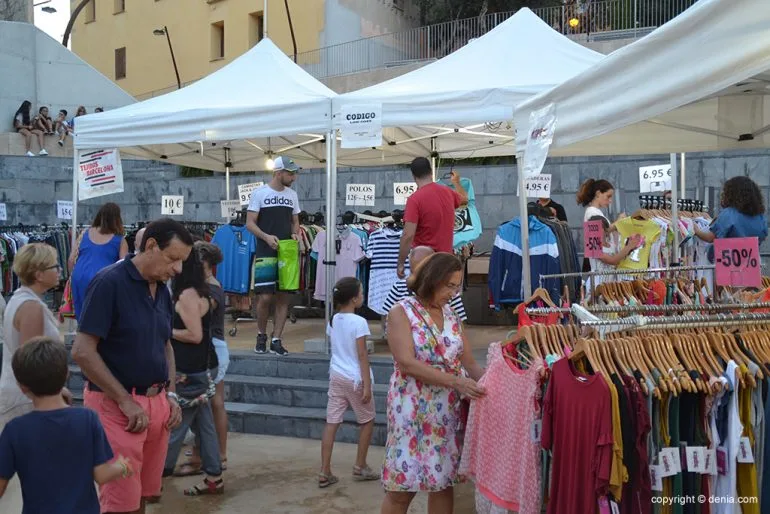 Gente viendo los puestos de ropa