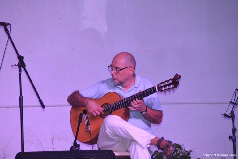 Guitarrista en plena actuación