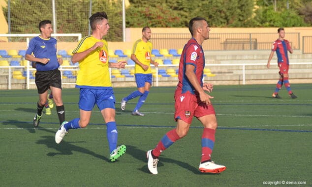Buena imagen del CD Dénia en su victoria ante el At Levante (2-1) 15 henry marcando a un contrario