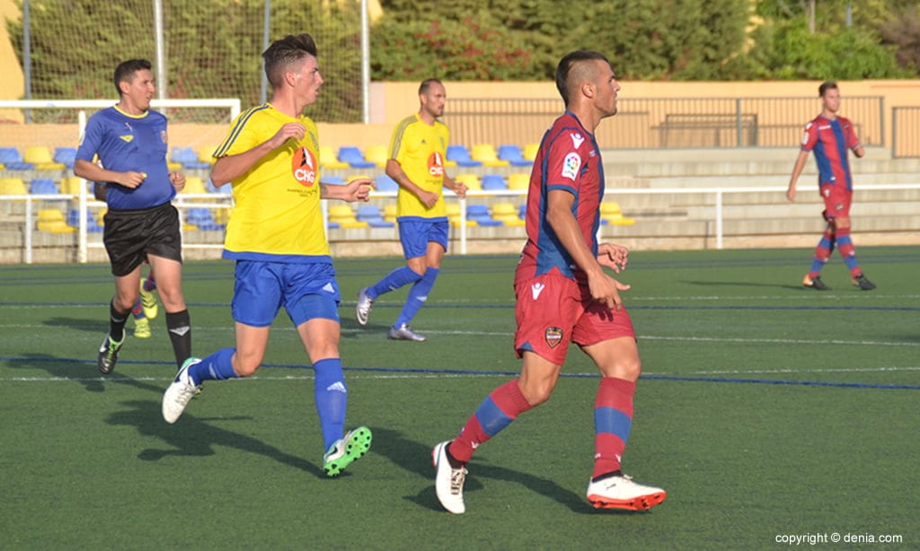 Buena imagen del CD Dénia en su victoria ante el At Levante (2-1) 3 henry marcando a un contrario