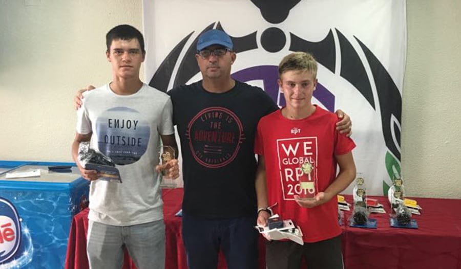 Actuación sobresaliente de Neus Ramos e Illie Kostiuk en el 'Torneo Tecnifibre de Tavernes' 2 illie kostiuk con su trofeo
