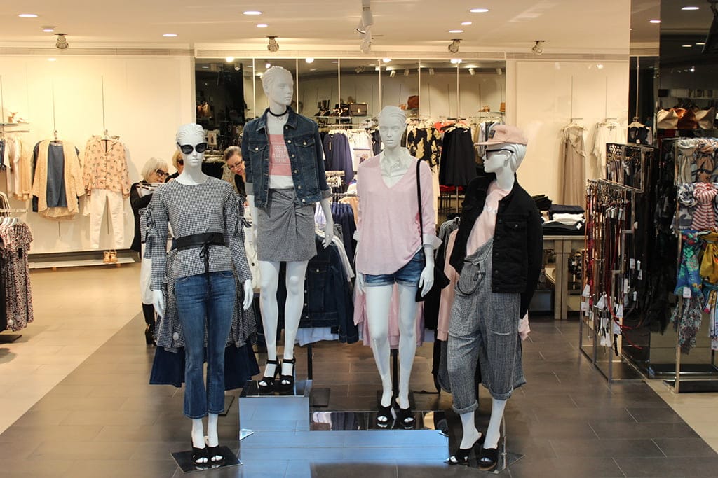 interior tienda mango en denia