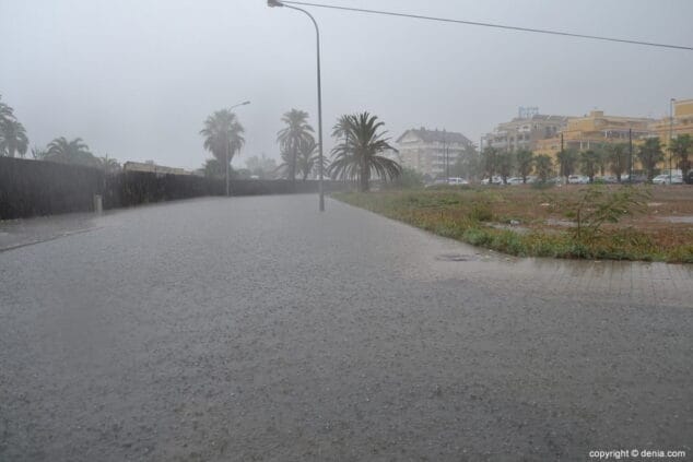 inundacion al inicio de la carretera de les marines