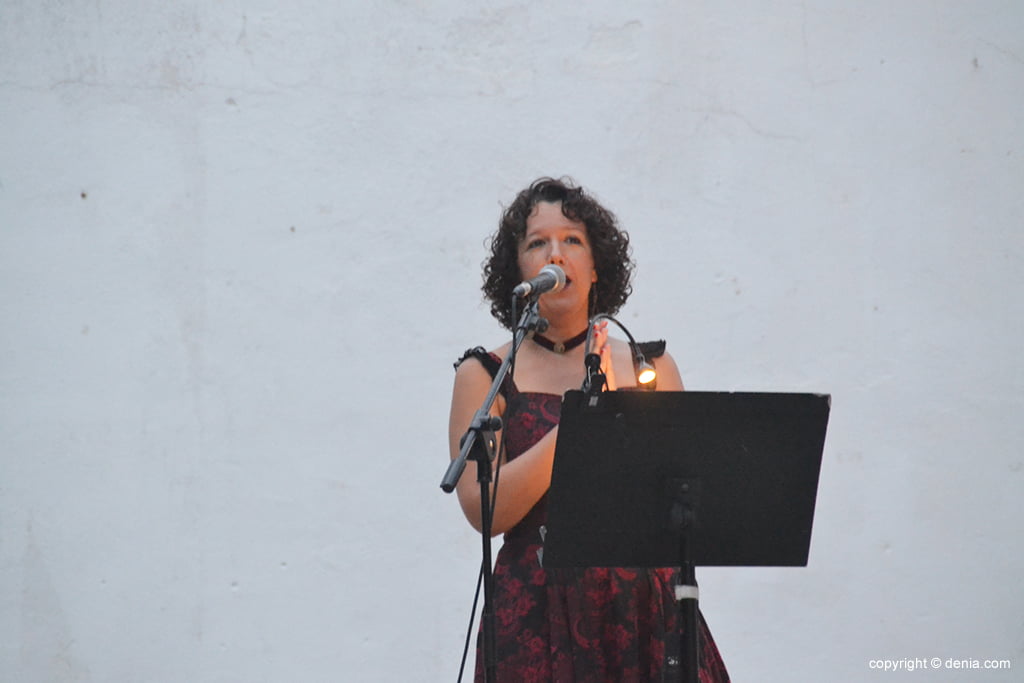 Isa Ayala recitando poemas