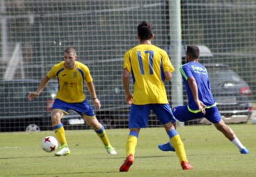 javi hernandez presionando a un rival
