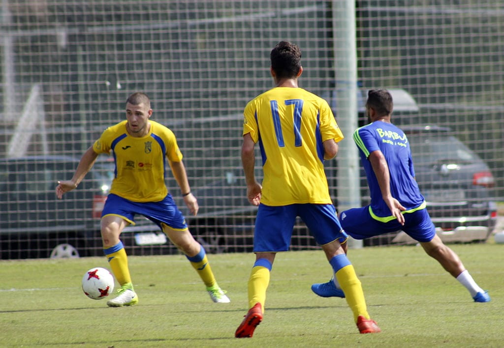 javi hernandez presionando a un rival