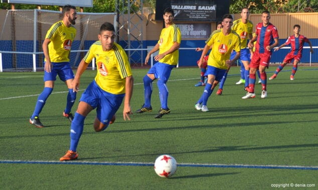 Buena imagen del CD Dénia en su victoria ante el At Levante (2-1) 11 josep saliendo con la pelota