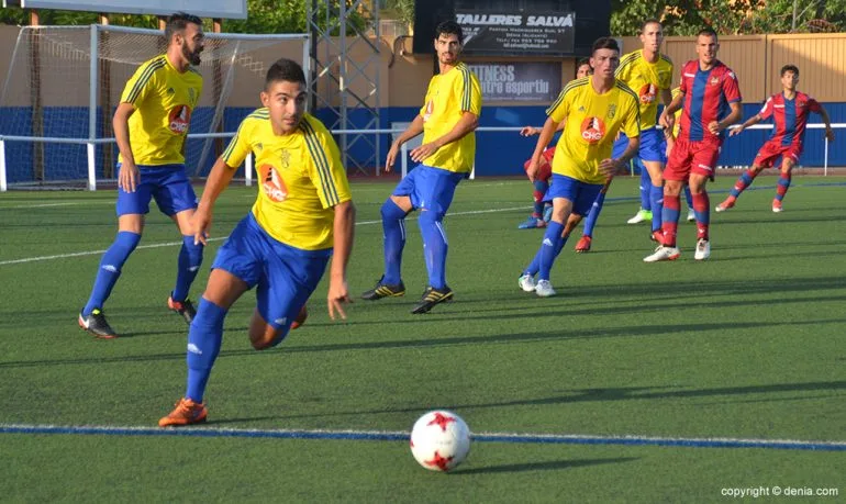 Josep saliendo con la pelota