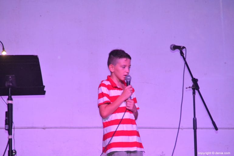 Joven artistas sobre el escenario