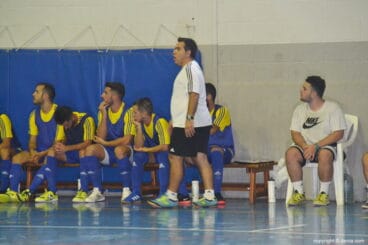 Juanma Bermejillo dirigiendo a su equipo