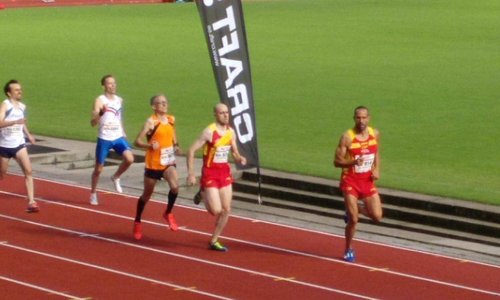 juanra pous en la recta final de la semifinal de los 800 metros